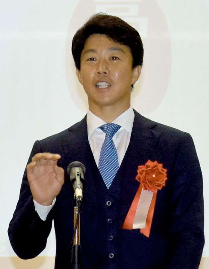 「夢に向かって目標を立てて」と語る鶴岡慎也さん＝肝付町新富の高山小学校