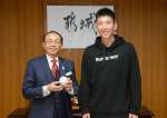 都城市の池田宜永市長（左）を表敬したプロ野球巨人の戸郷翔征投手＝同市役所