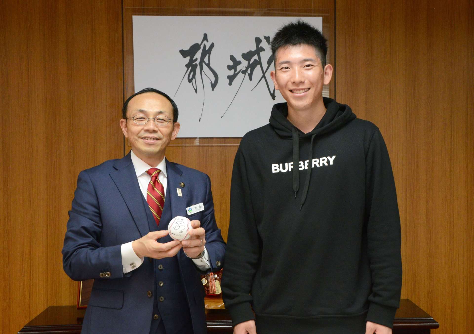 都城市の池田宜永市長（左）を表敬したプロ野球巨人の戸郷翔征投手＝同市役所
