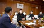 都城市の池田宜永市長（左）にＷＢＣや今季の目標を語るプロ野球巨人の戸郷翔征投手（同２人目）＝同市役所