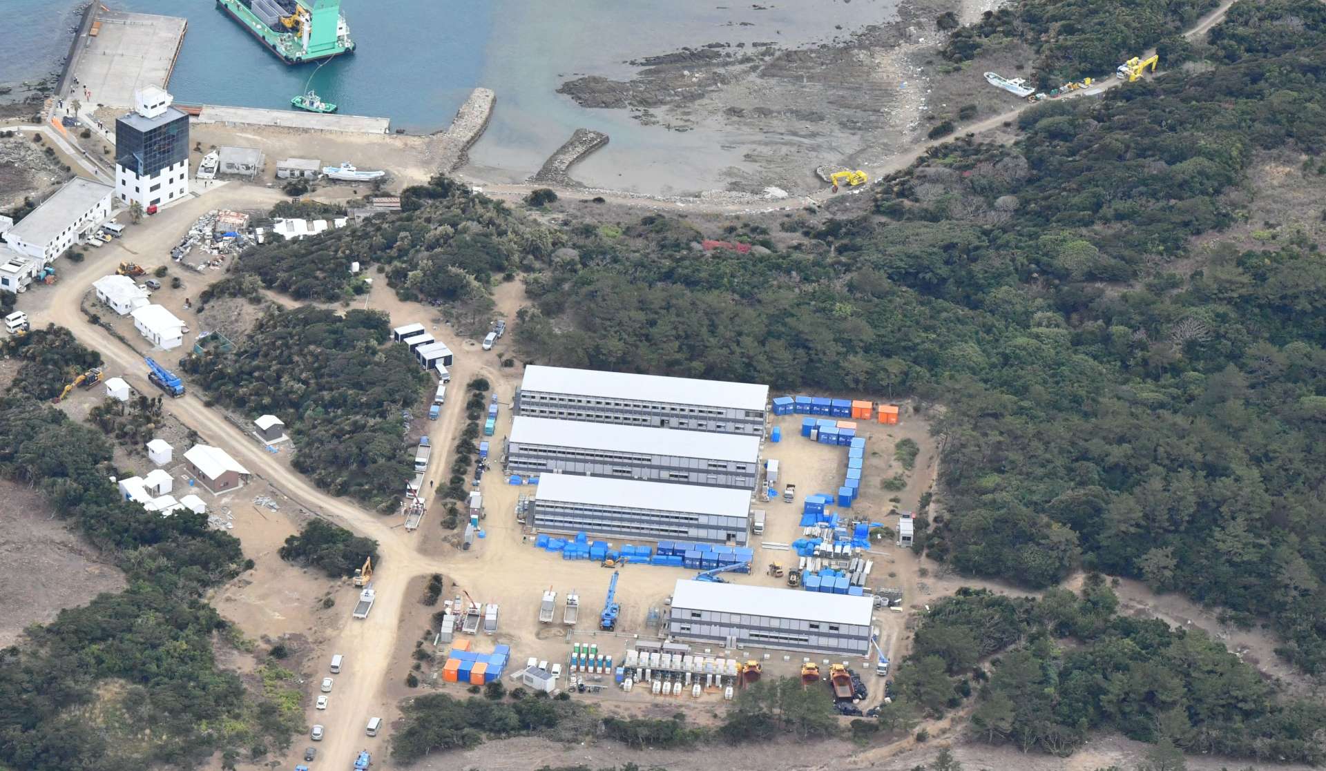 多くの作業員を受け入れられるよう、馬毛島の葉山港（左上）近くに建てられた宿舎＝１２日、西之表市（本社チャーター機から撮影）