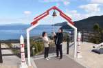 「叶えの鐘」をアピールする肝付町職員ら＝同町南方の「叶岳ふれあいの森」