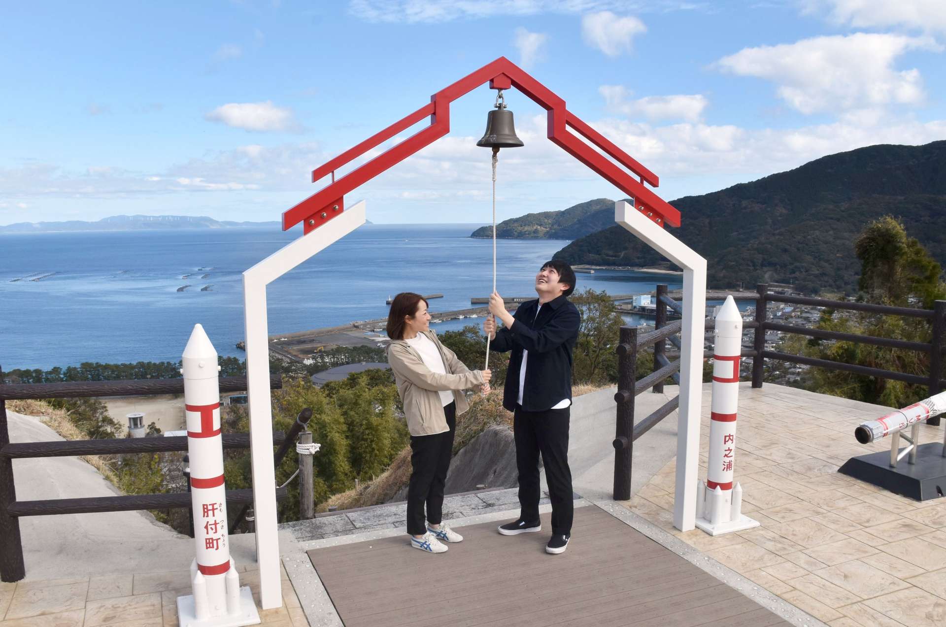 「叶えの鐘」をアピールする肝付町職員ら＝同町南方の「叶岳ふれあいの森」