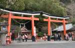 ２基の鳥居が特徴で、参拝客が絶えない諏訪神社＝南大隅町根占川南