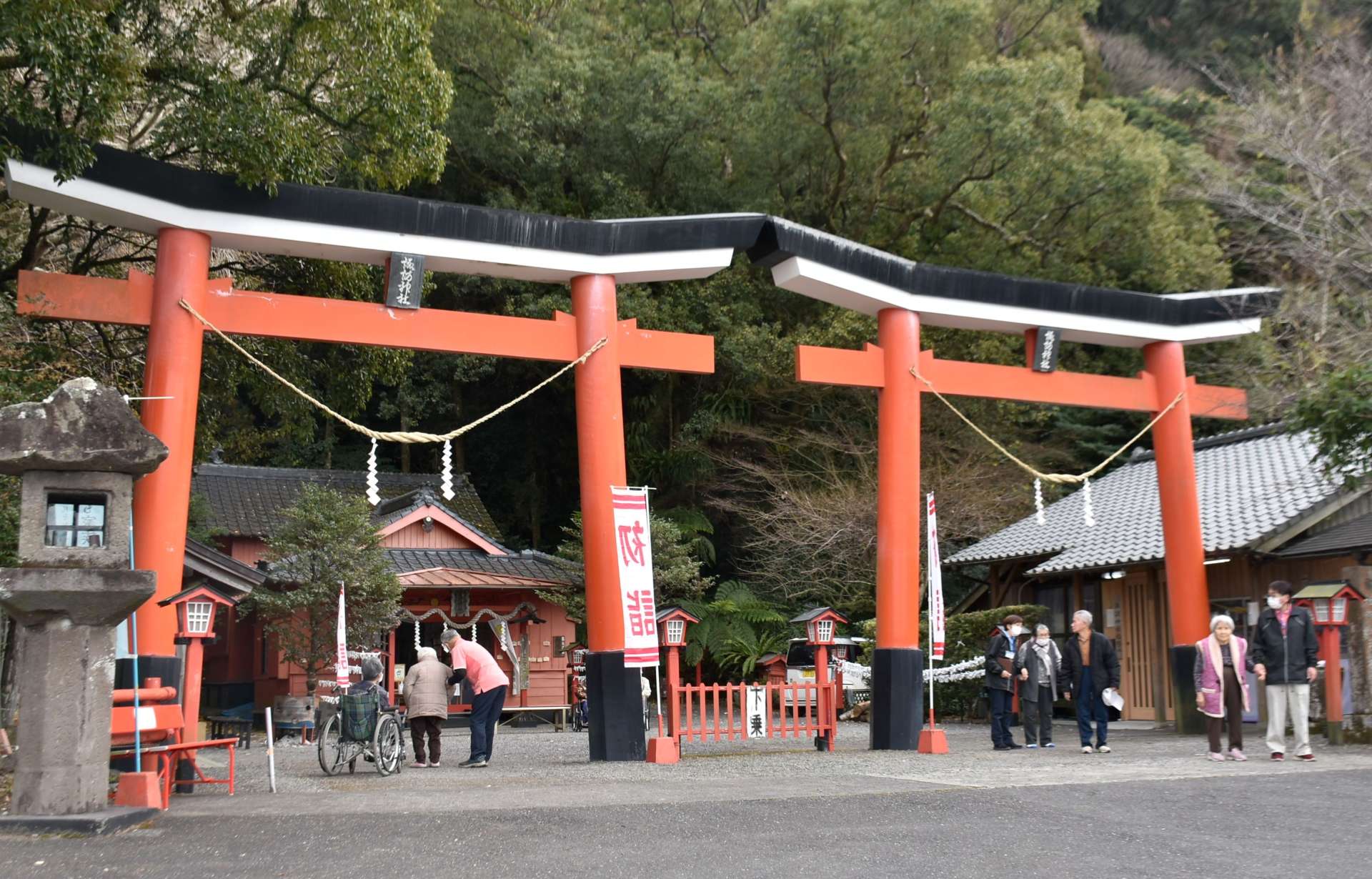２基の鳥居が特徴で、参拝客が絶えない諏訪神社＝南大隅町根占川南