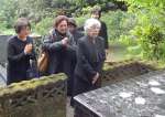 医師の碇元章世さんの墓参りをする平良啓子さん（手前）＝２０１７年３月、宇検村宇検（同村役場提供）
