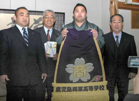 化粧まわしを手にする里山浩作さん（右から２人目）＝２００６年１月、東京・墨田区