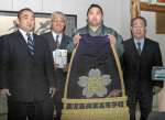 化粧まわしを手にする里山浩作さん（右から２人目）＝２００６年１月、東京・墨田区