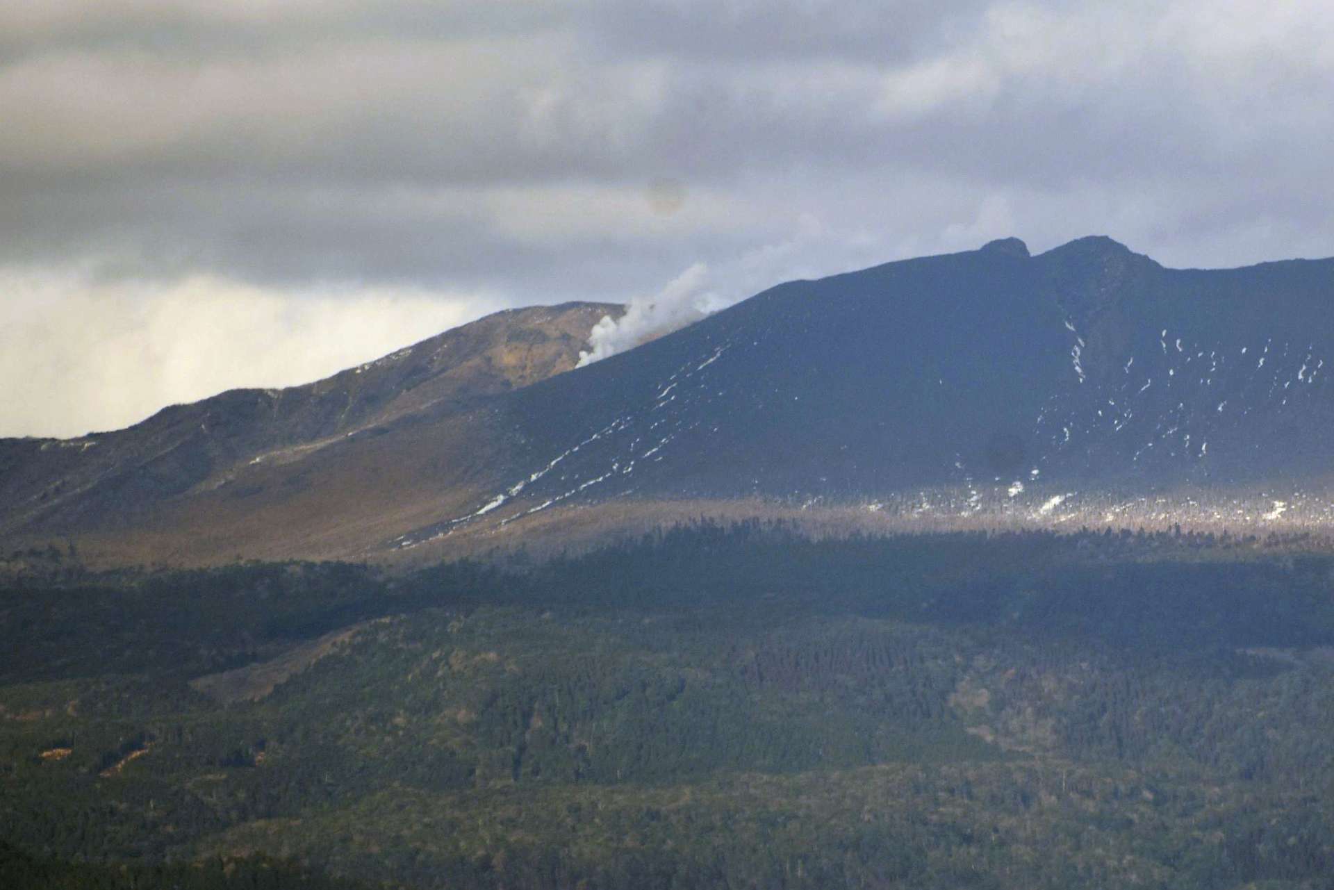 噴煙を上げる霧島連山・新燃岳＝２６日、霧島市国分上野原テクノパークから