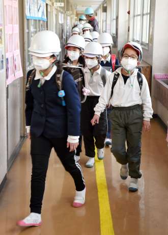 整列し落ち着いた様子で避難する児童＝２６日、霧島市霧島田口の霧島小学校