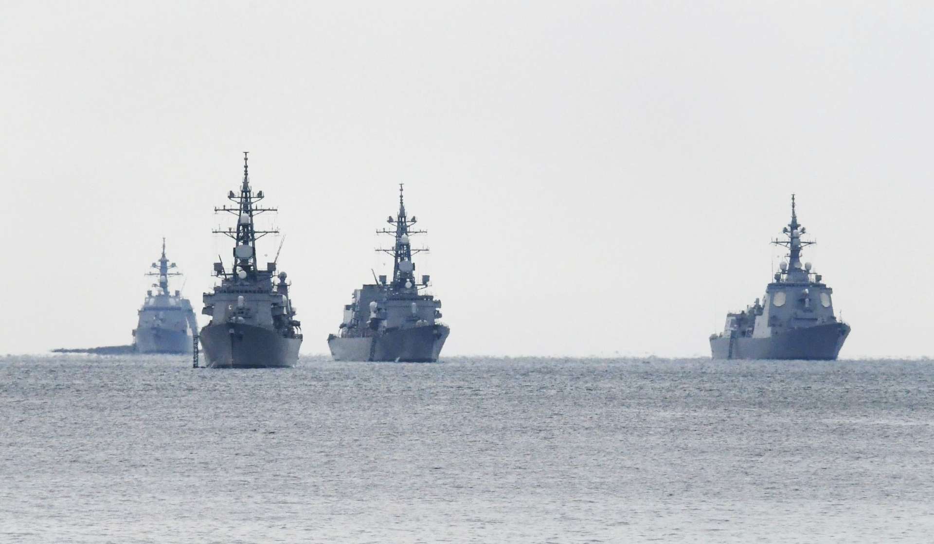 鹿児島湾に停泊する自衛艦＝２７日午前１１時５５分、鹿児島市吉野町