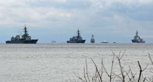 （別カット）鹿児島湾に停泊する自衛艦＝２７日午前１０時５５分、鹿児島市祇園之洲町