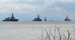 （別カット）鹿児島湾に停泊する自衛艦＝２７日午前１０時５５分、鹿児島市祇園之洲町