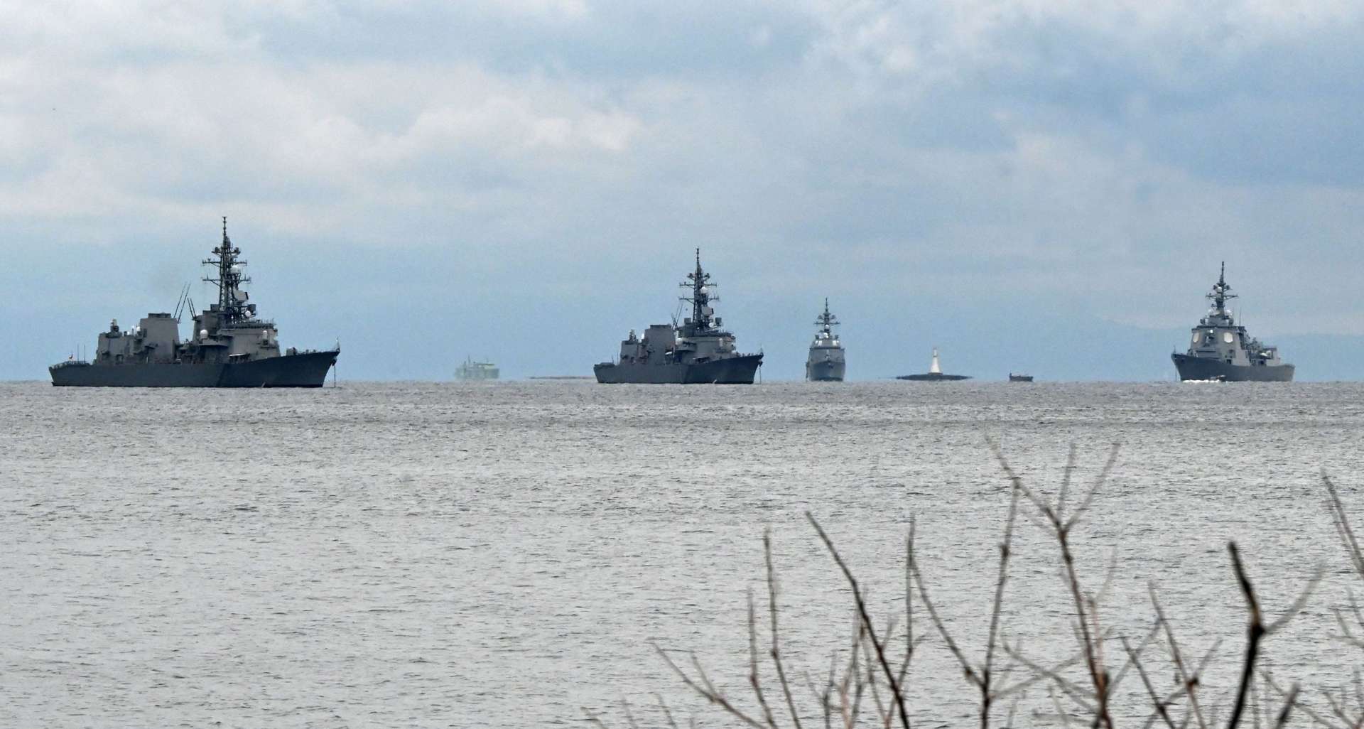 （別カット）鹿児島湾に停泊する自衛艦＝２７日午前１０時５５分、鹿児島市祇園之洲町