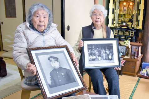 沖縄で戦死した父渕上正治さんの遺影を持つ茶木久美子さん（左）と渕上千津子さん＝出水市中央町