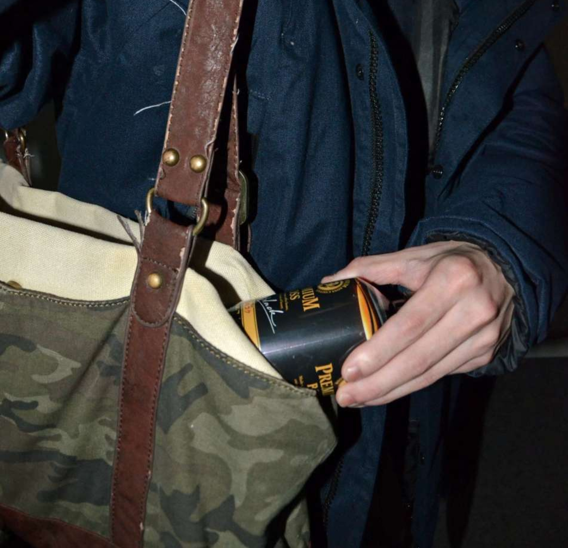 男は缶コーヒーをエコバッグに入れて盗んだ（本文と写真は関係ありません）