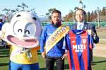 都城市ＰＲキャラクターのぼんちくんや池田宜永市長と写真に収まる長友佑都選手（中央）＝１月３１日、同市の高城運動公園