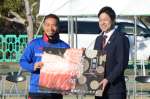 宮崎牛のパネルを受け取る長友佑都選手（左）＝１月３１日、都城市の高城運動公園