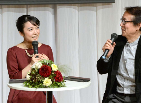 2015年11月、映画「舞妓はレディ」について語り合う女優の上白石萌音さん（左）と周防正行監督＝鹿児島市のかごしま県民交流センター