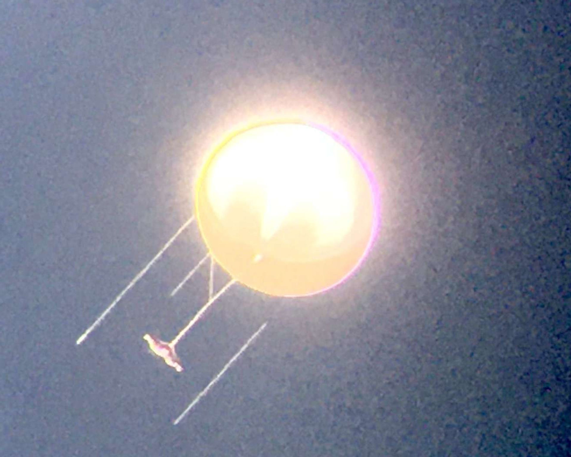 機器のようなものがつながれている風船状の飛行物体＝２０１９年１１月２０日撮影（せんだい宇宙館提供）