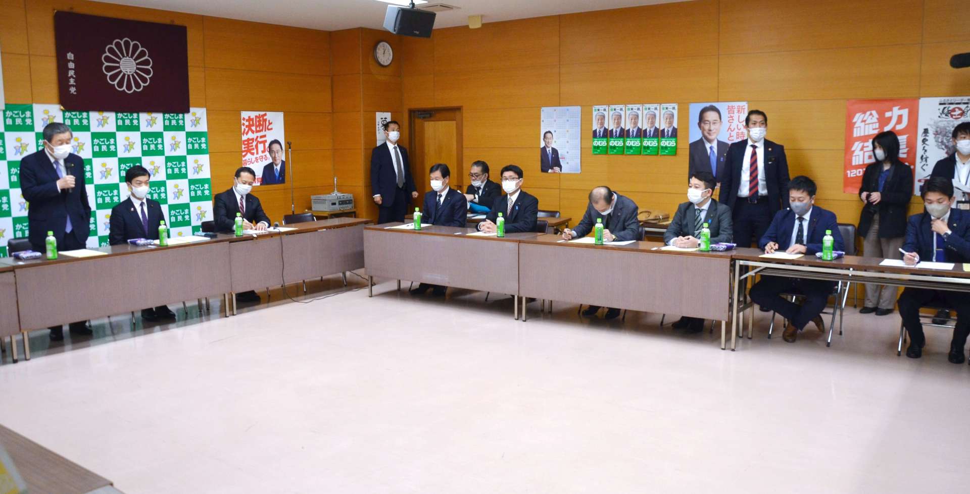 保岡宏武衆院議員の自民党鹿児島２区支部長選任を議論する県連の会合＝５日、鹿児島市