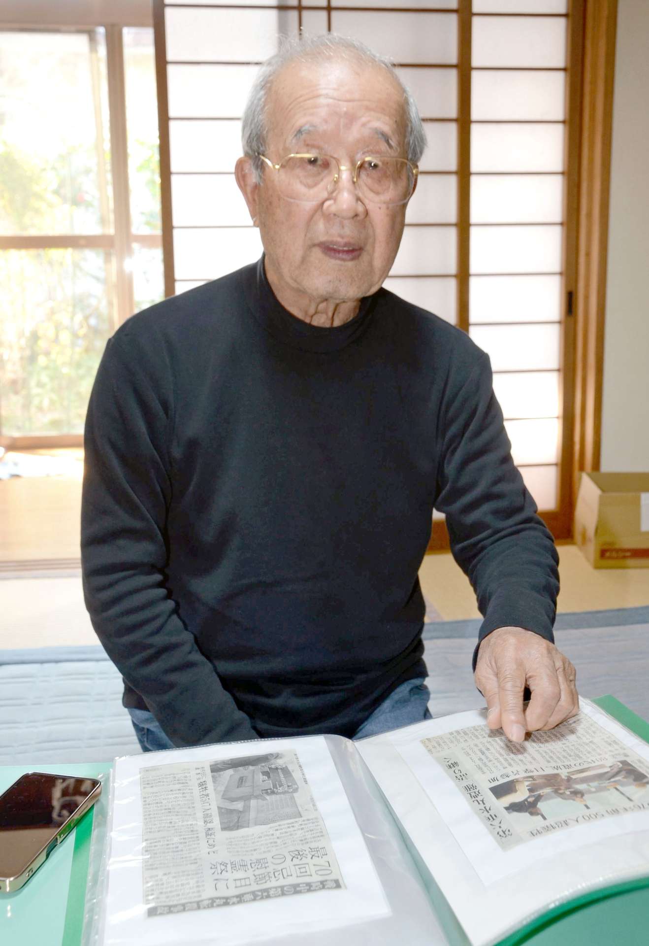当時の思い出を語る鶴川智治さん＝日置市伊集院町猪鹿倉