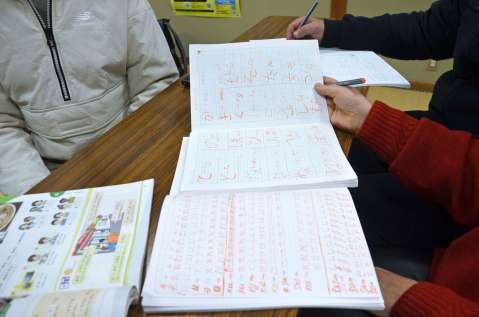 【別カット】日本語を勉強するウクライナからの避難者＝１１日、鹿児島市下竜尾町のたてばば福祉館