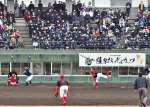 野球の大規模交流戦「薩摩おいどんカップ」の亜細亜大－トヨタ自動車戦に見入る野球ファン＝２３日、姶良市