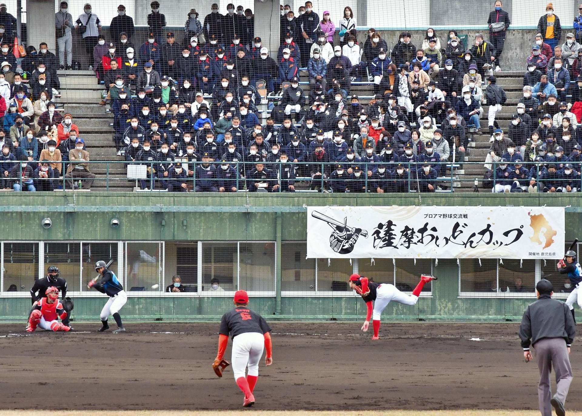 野球の大規模交流戦「薩摩おいどんカップ」の亜細亜大－トヨタ自動車戦に見入る野球ファン＝２３日、姶良市