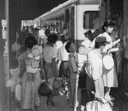お盆の乗客で混雑する鹿児島交通枕崎線（南薩鉄道）の伊集院駅ホーム。南薩鉄道は１９８４（昭和５９）３月１８日に全線廃止された＝１９５４（昭和２９）年８月１４日、日置郡伊集院町徳重（現在の日置市伊集院町徳重）