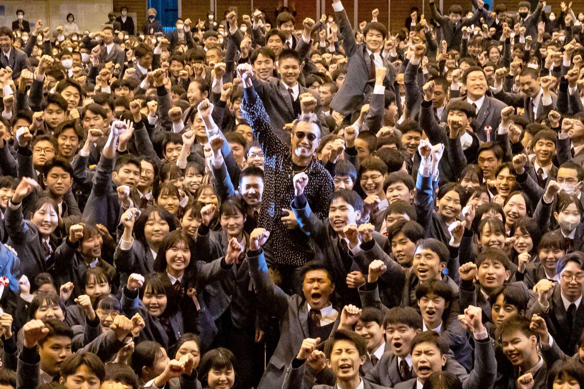 卒業生と記念撮影する長渕剛さん（中央）＝鹿児島市の鹿児島南高校（Ｐｈｏｔｏ　ｂｙ　長谷川拓司）