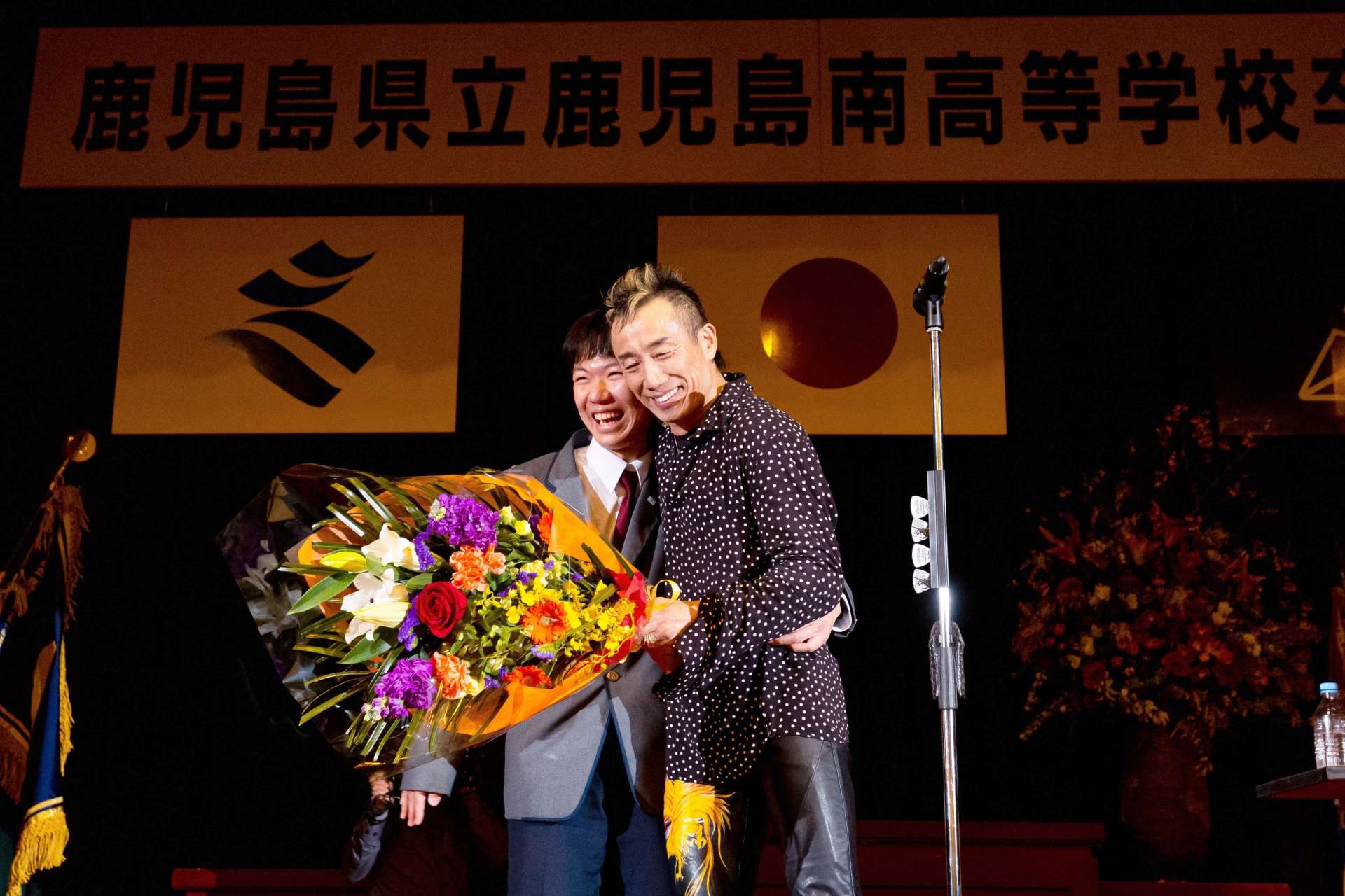 ライブ後、後輩から花束を受け取る長渕剛さん＝鹿児島市の鹿児島南高校（Ｐｈｏｔｏ　ｂｙ　長谷川拓司）