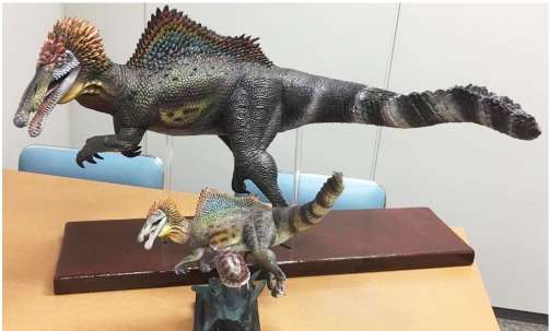 尾をひれ状に復元したフィギュア＝（C）海洋堂・古田悟郎