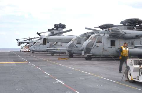 強襲揚陸艦アメリカの甲板に並ぶ輸送機オスプレイ（奥）。手前は輸送ヘリ＝３日、徳之島沖