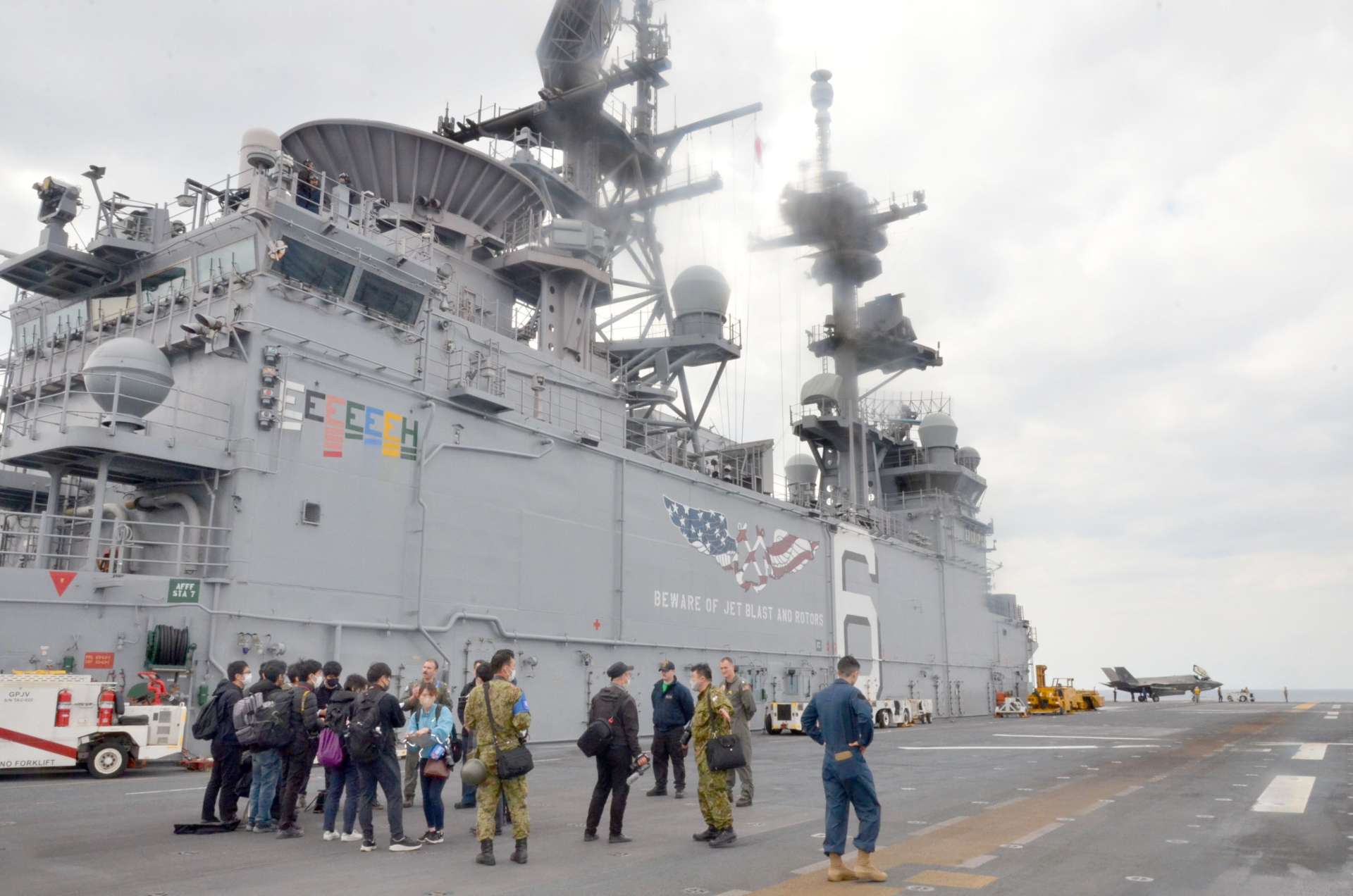 戦闘機が発着できる強襲揚陸艦アメリカの甲板。奥にＦ３５Ｂも見える＝３日、徳之島沖