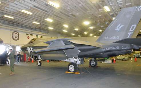 強襲揚陸艦「アメリカ」内に格納される最新鋭ステルス戦闘機Ｆ３５Ｂ＝３日、徳之島沖