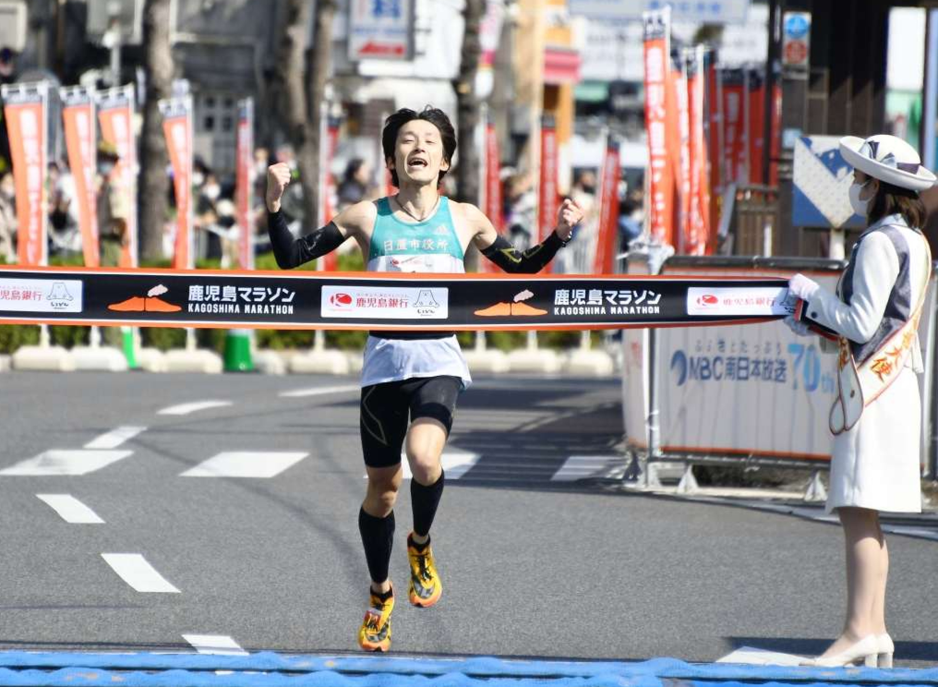 １位でゴールする飛松佑輔＝５日午前１０時４０分すぎ、鹿児島市役所前