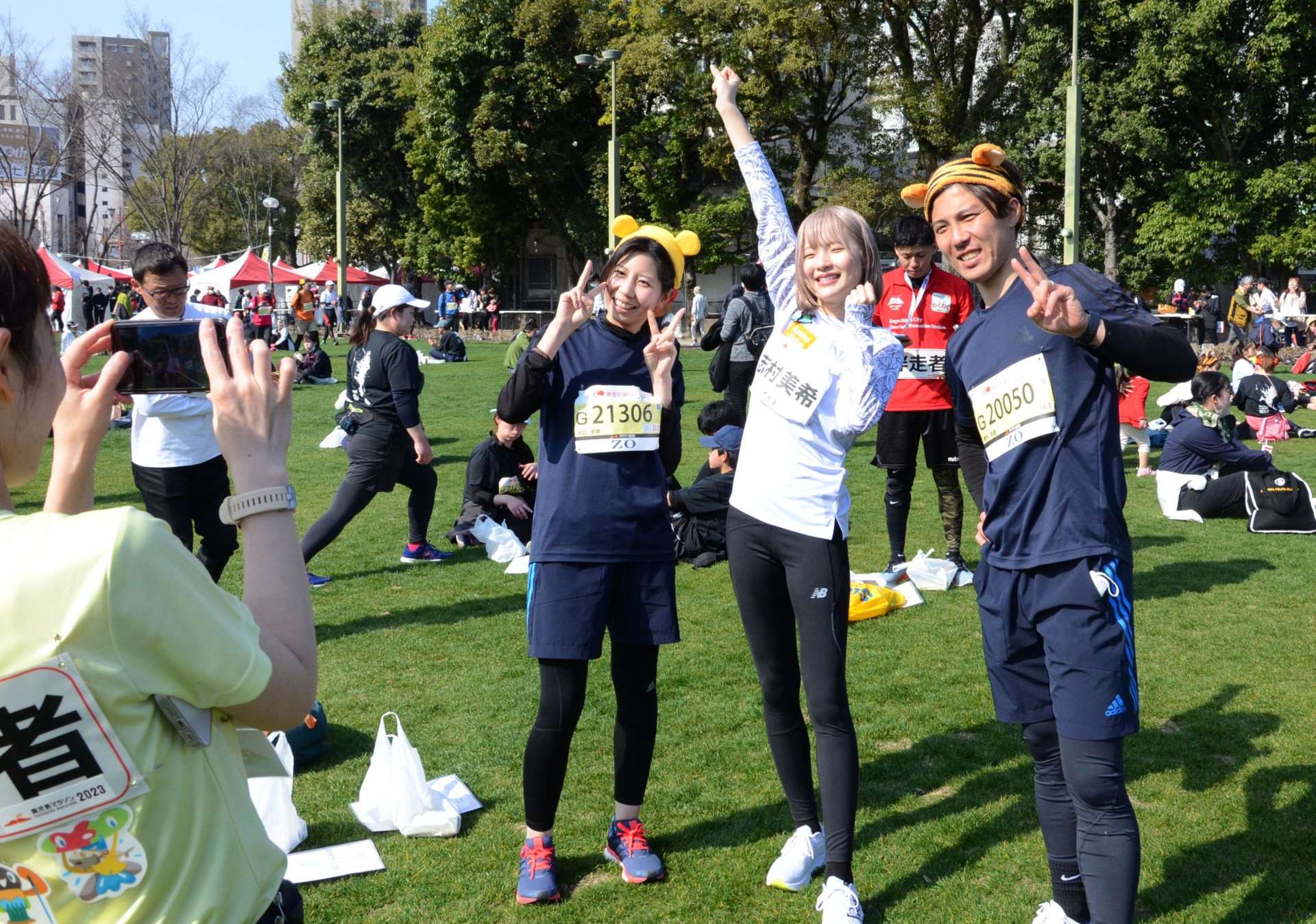 完走後に参加者と写真撮影する志村美希さん（中央）＝５日、鹿児島市山下町の中央公園
