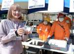 おもてなし広場で食事を受け取る志村美希さん＝５日、鹿児島市山下町の中央公園