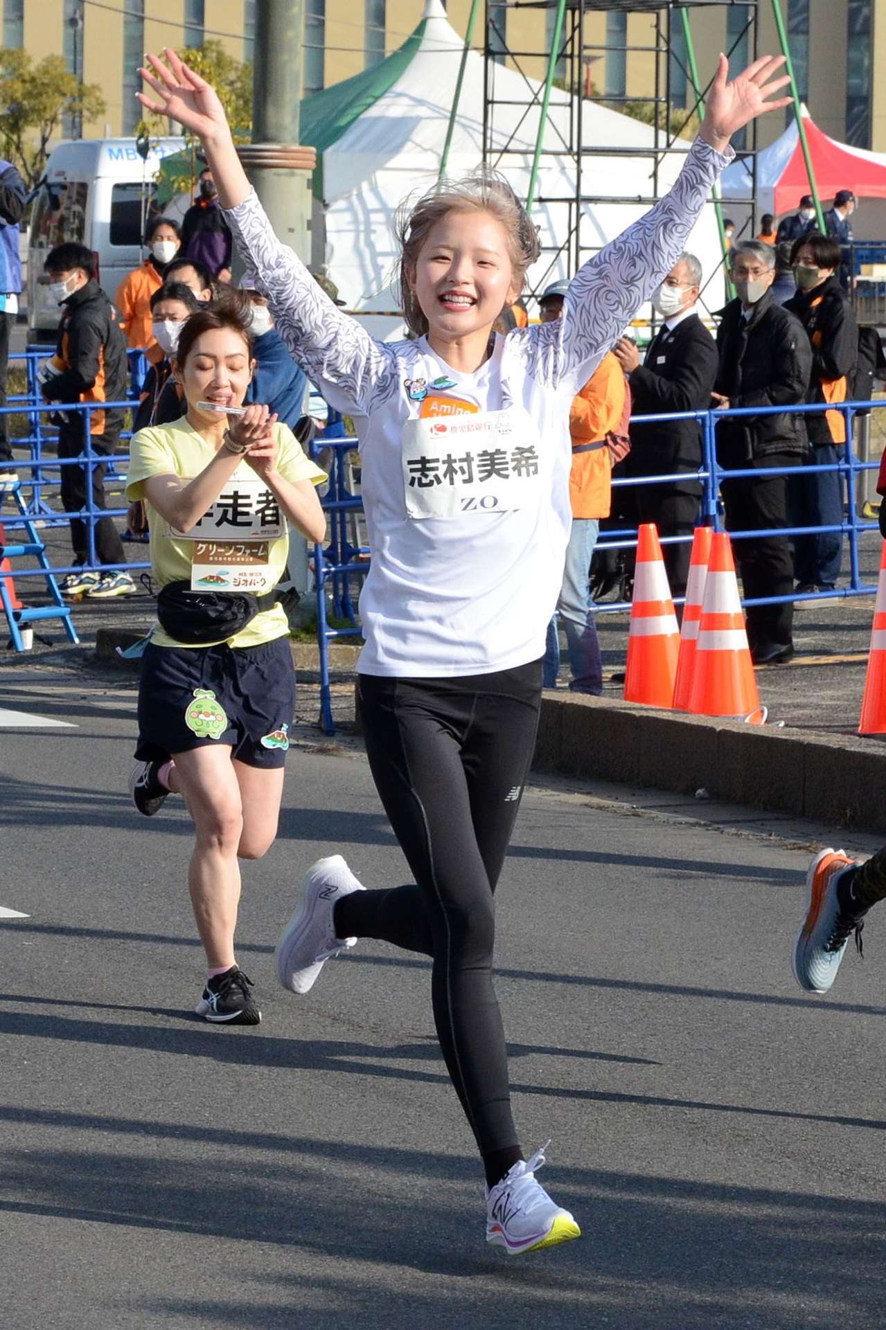 笑顔でファンランを走る志村美希さん（中央）＝５日、鹿児島市本港新町