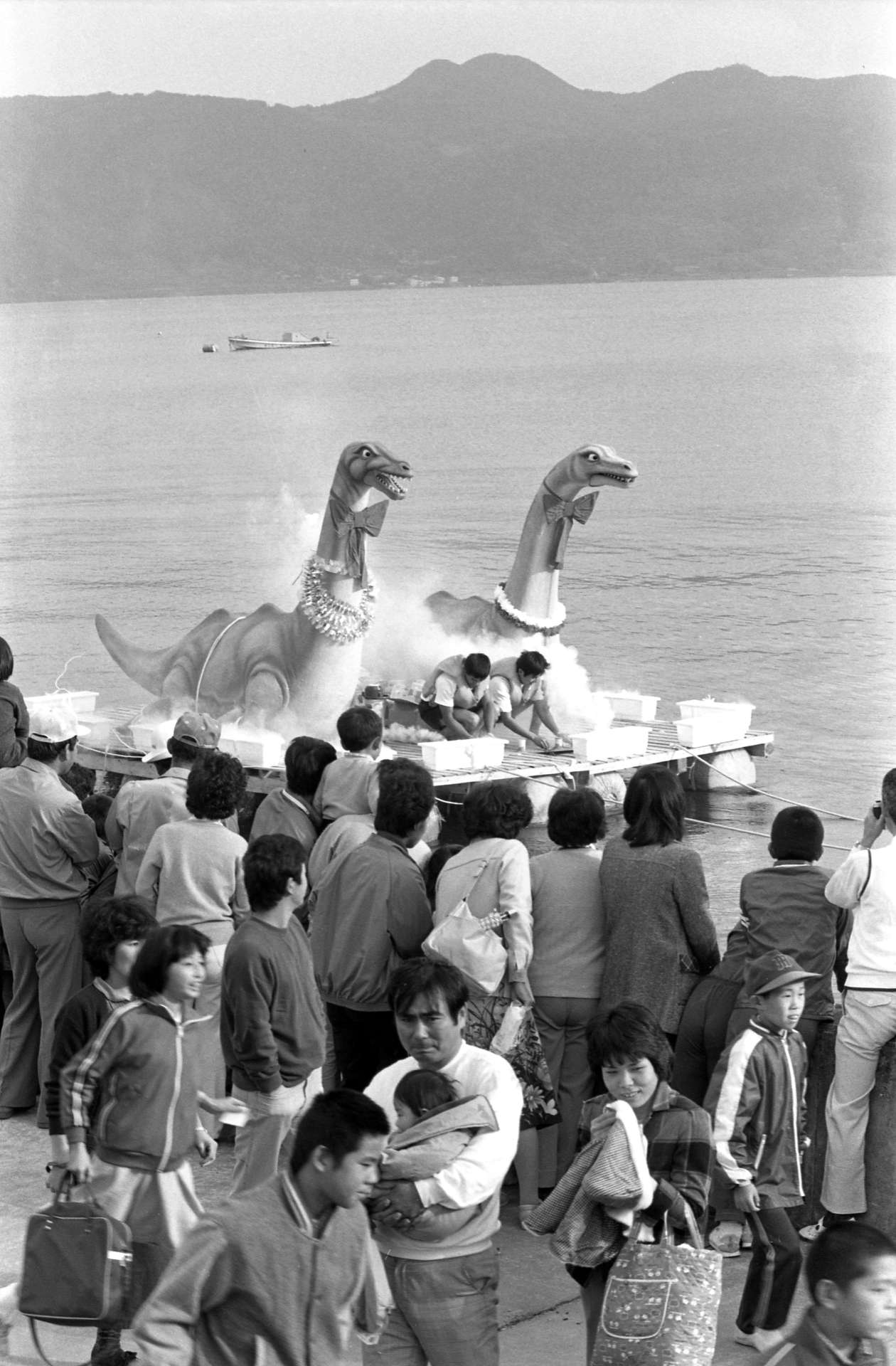 池田湖に浮かんだイッシー（左）とクッシー＝１９８３（昭和５８）年１１月１３日、指宿市