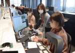 制服ではなく、ビジネスカジュアルで窓口業務にあたる鹿児島銀行の女性行員＝２月２７日、鹿児島市金生町