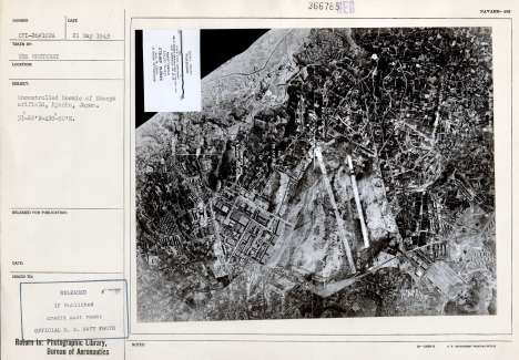 １９４５年に米軍が撮影した鹿屋基地周辺の航空写真。無蓋掩体壕とみられるコの字の形をした構造物が点在している