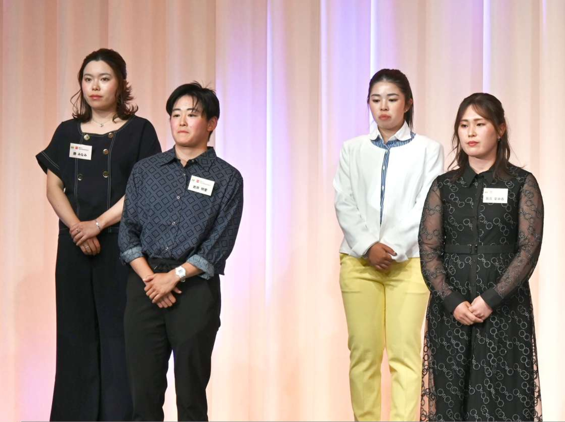 前夜祭で壇上に並ぶ勝みなみ（左奥）と皆吉愛寿香（手前右）＝城山ホテル鹿児島
