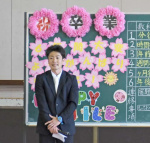 卒業生にお祝いの言葉を述べる元担任の坂元宏輝教諭＝１４日、南大隅町根占川北の神山小学校