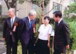 講演のため訪れた母校・鹿児島玉龍高校で、生徒代表と語らう稲盛和夫さん＝２０１４年１０月、鹿児島市の同校