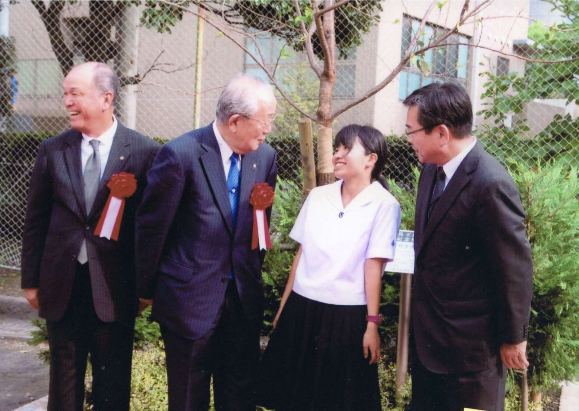 講演のため訪れた母校・鹿児島玉龍高校で、生徒代表と語らう稲盛和夫さん＝２０１４年１０月、鹿児島市の同校