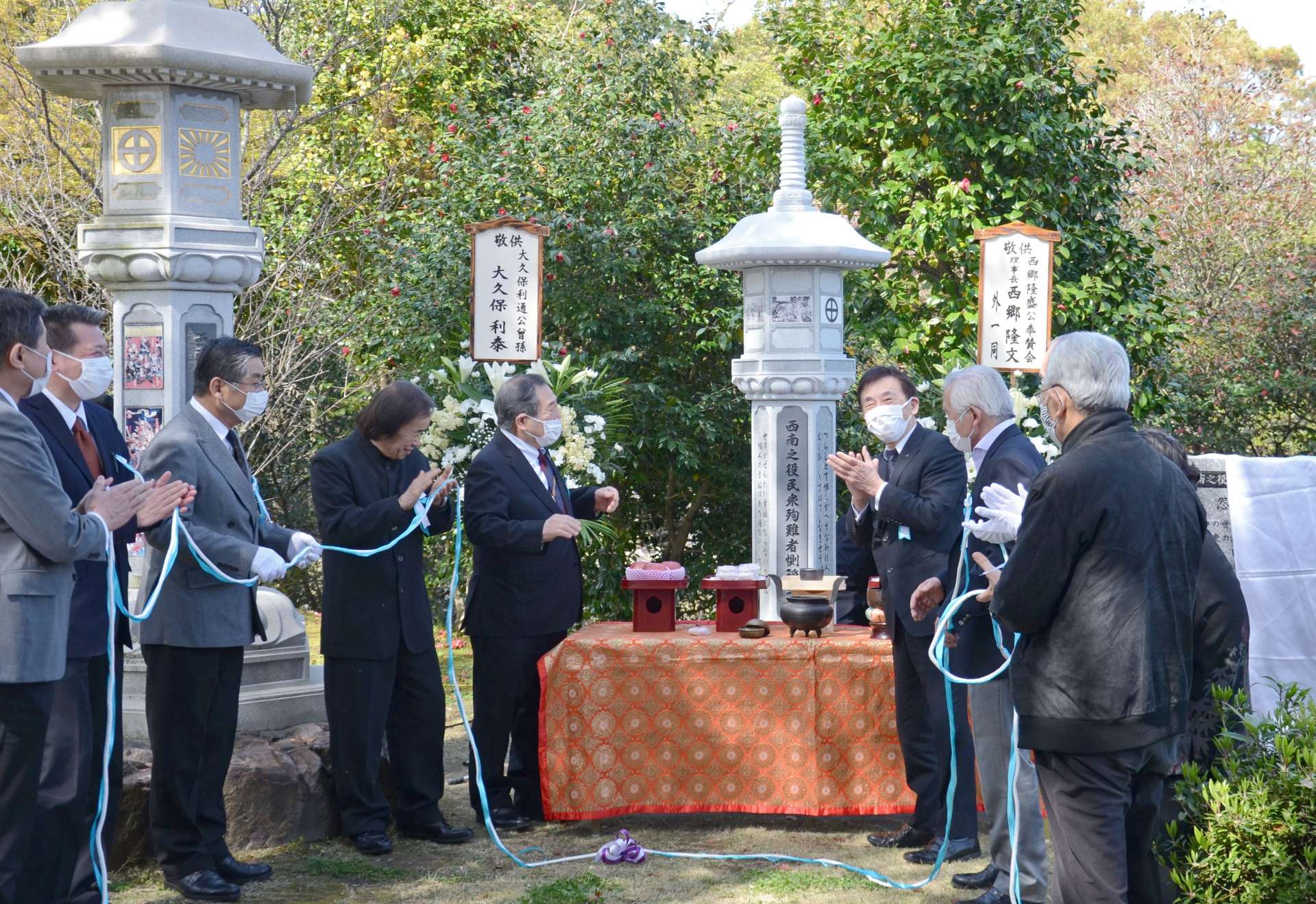 慰霊塔を除幕する有志ら＝鹿児島市上竜尾町の南洲公園