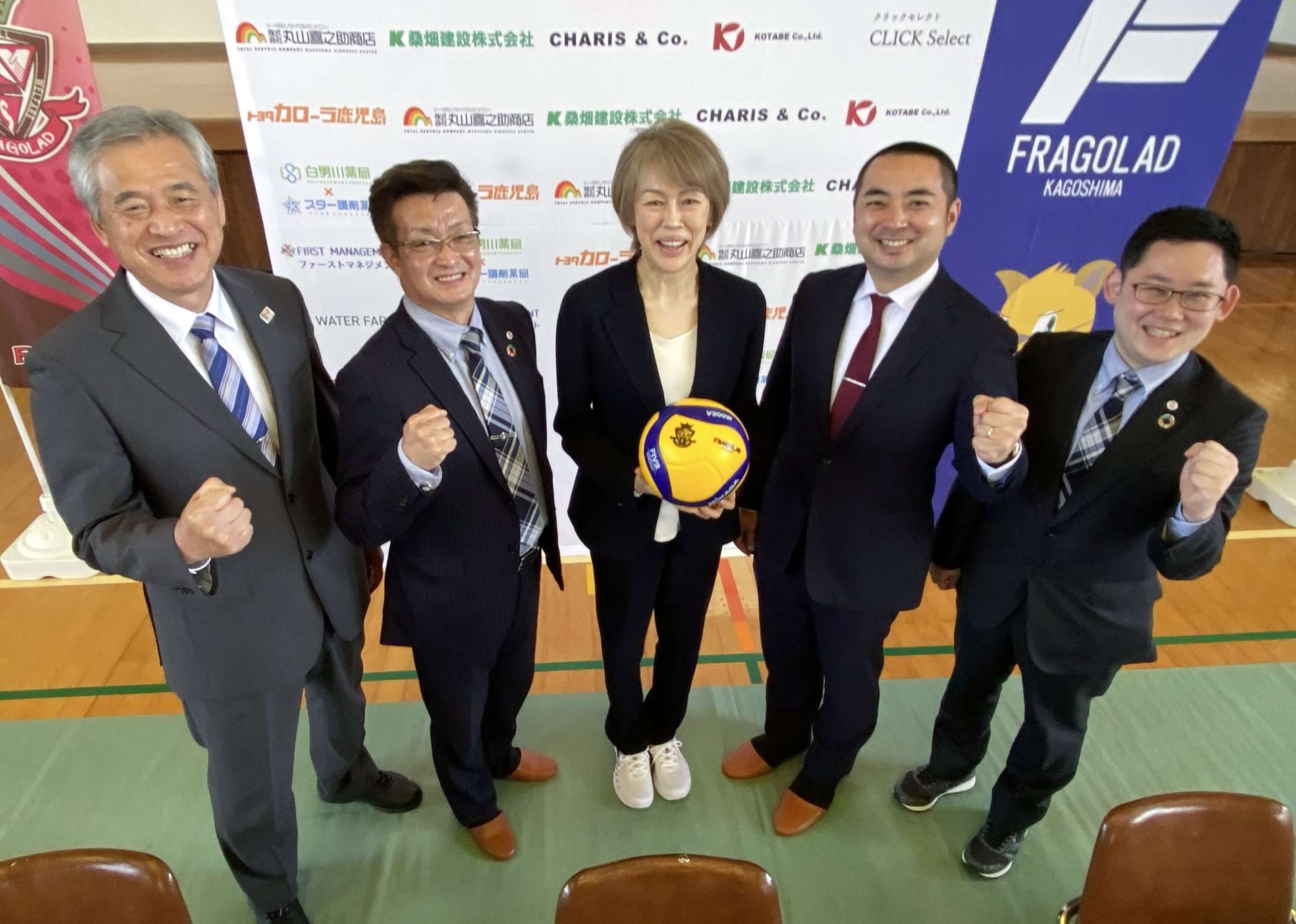 就任会見でフラーゴラッド鹿児島の関係者と笑顔を見せる中田久美エグゼクティブディレクター（中央）＝日置市の伊集院総合体育館