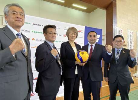 就任会見でフラーゴラッド鹿児島の関係者と笑顔を見せる中田久美エグゼクティブディレクター（中央）＝日置市の伊集院総合体育館